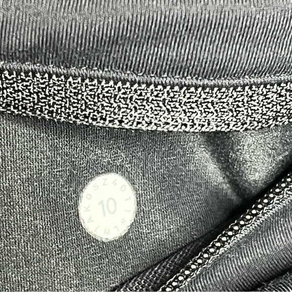 Lululemon Run Times Short 4-Way Stretch 4” Inseam Women's Size 6 Black with Hole - Picture 8 of 8